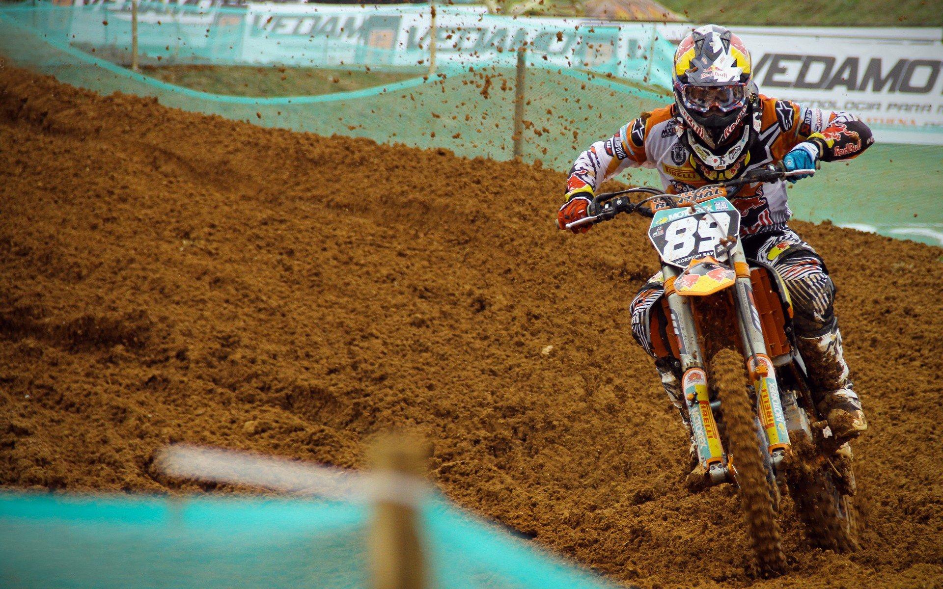 中甲联赛激战正酣，成都豪取五连胜强势领跑，亚泰深陷江苏双雄夹击困局